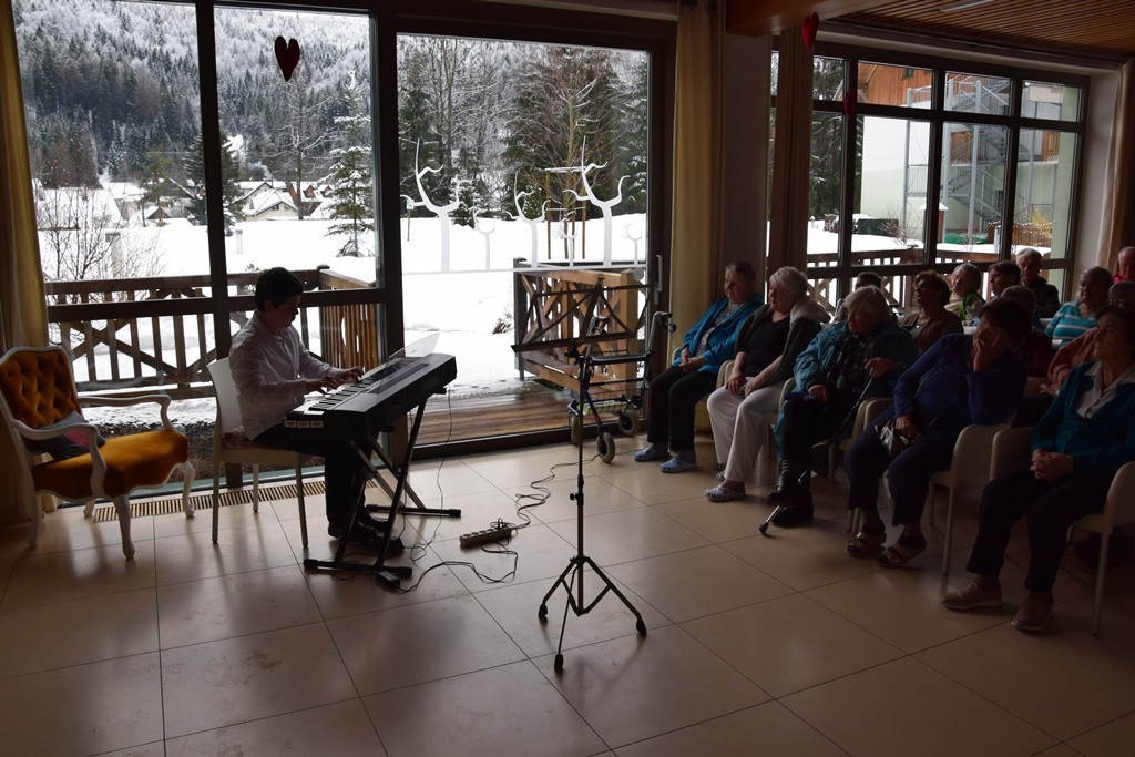 Poezija in melodija z roko v roki