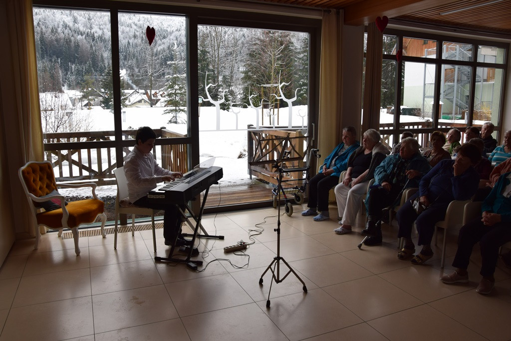Poezija in melodija z roko v roki
