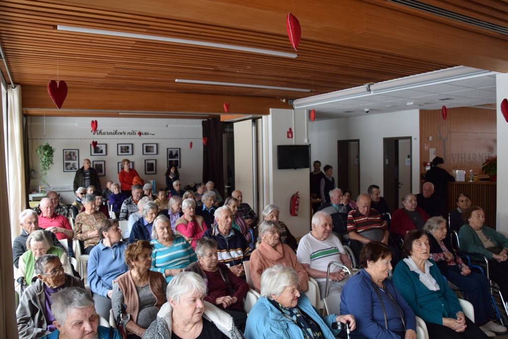 Poezija in melodija z roko v roki