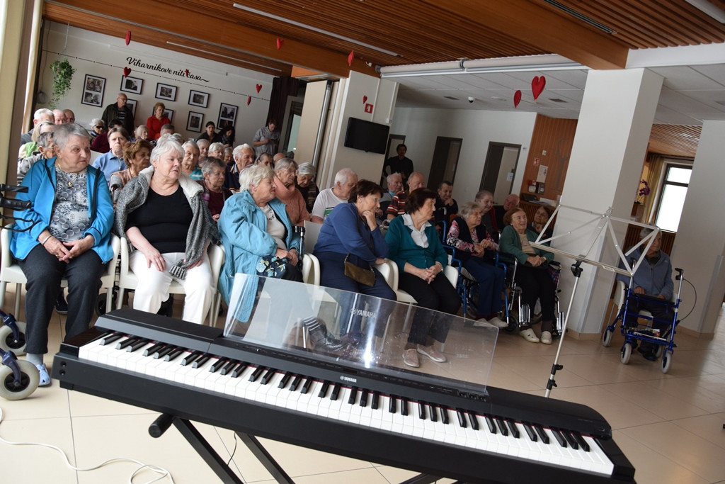 Poezija in melodija z roko v roki