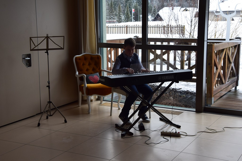 Poezija in melodija z roko v roki