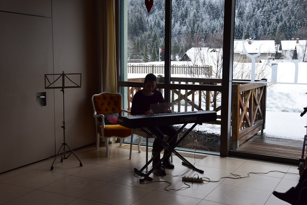 Poezija in melodija z roko v roki