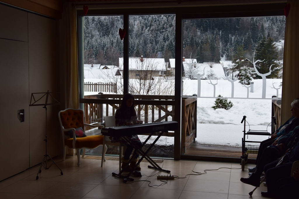 Poezija in melodija z roko v roki