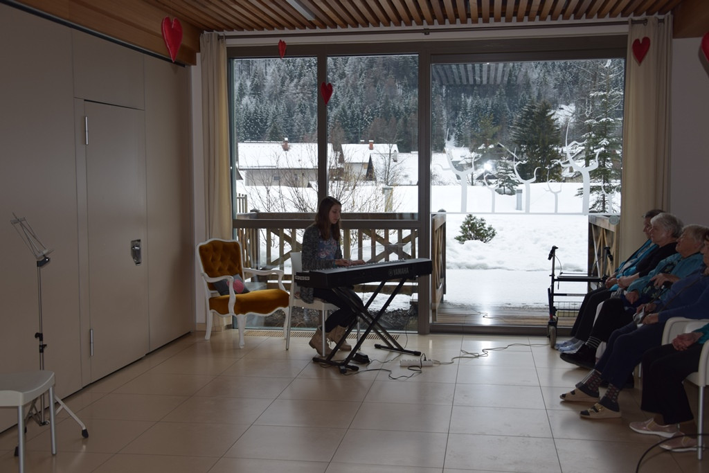 Poezija in melodija z roko v roki