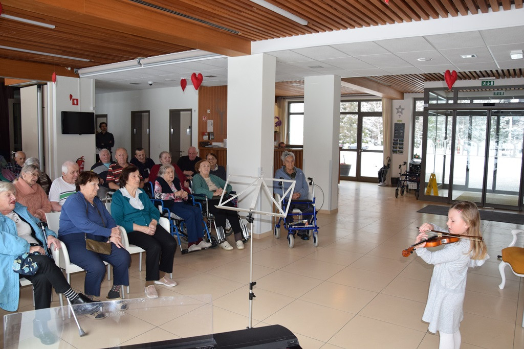 Poezija in melodija z roko v roki