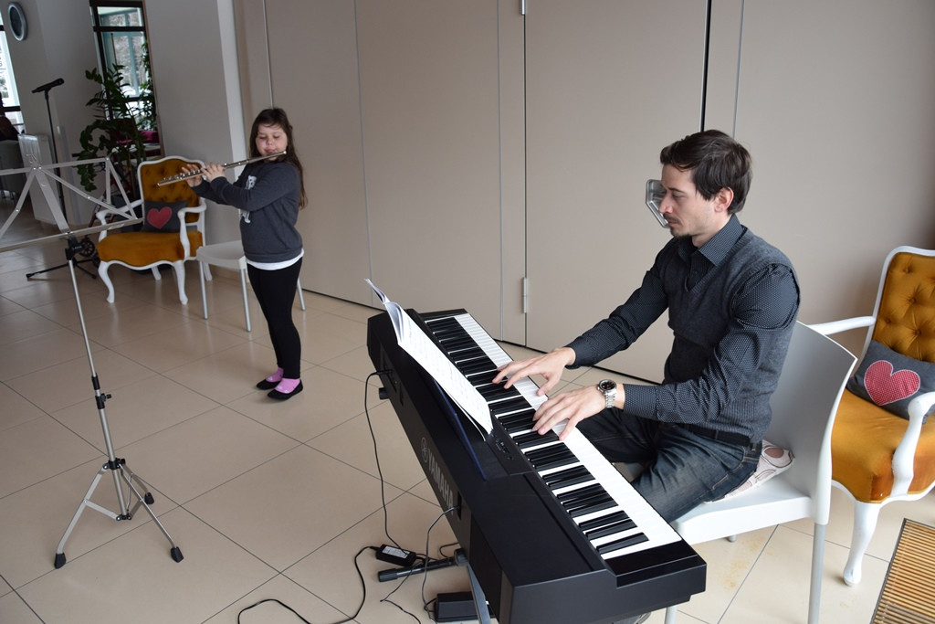 Poezija in melodija z roko v roki