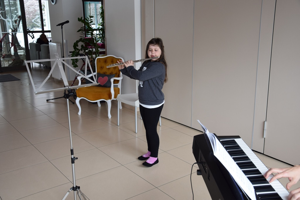 Poezija in melodija z roko v roki