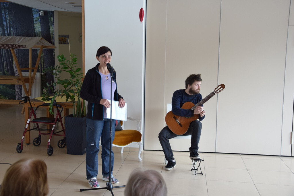 Poezija in melodija z roko v roki