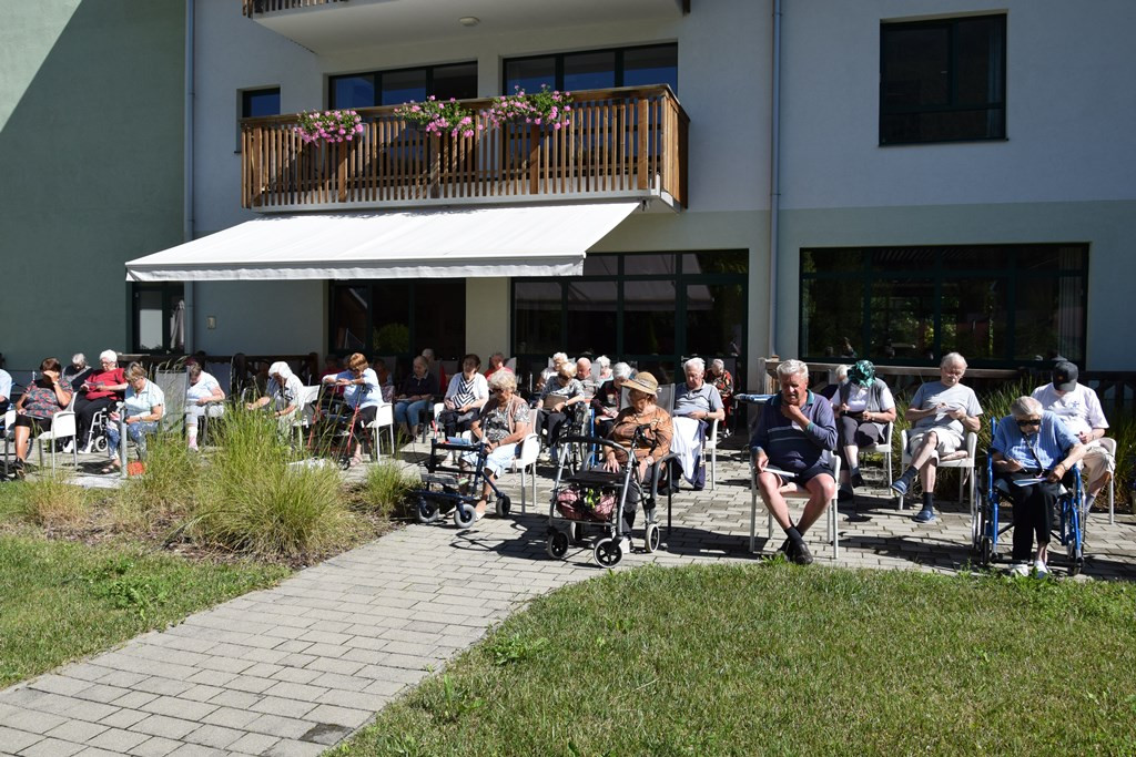 Poletna tombola v parku doma