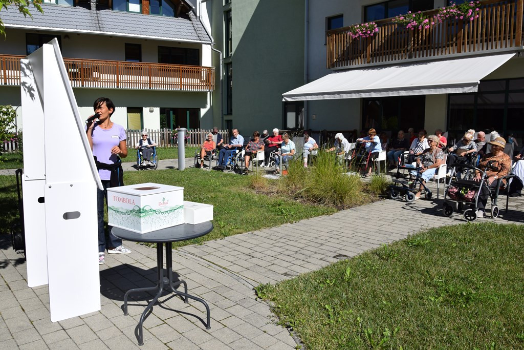Poletna tombola v parku doma