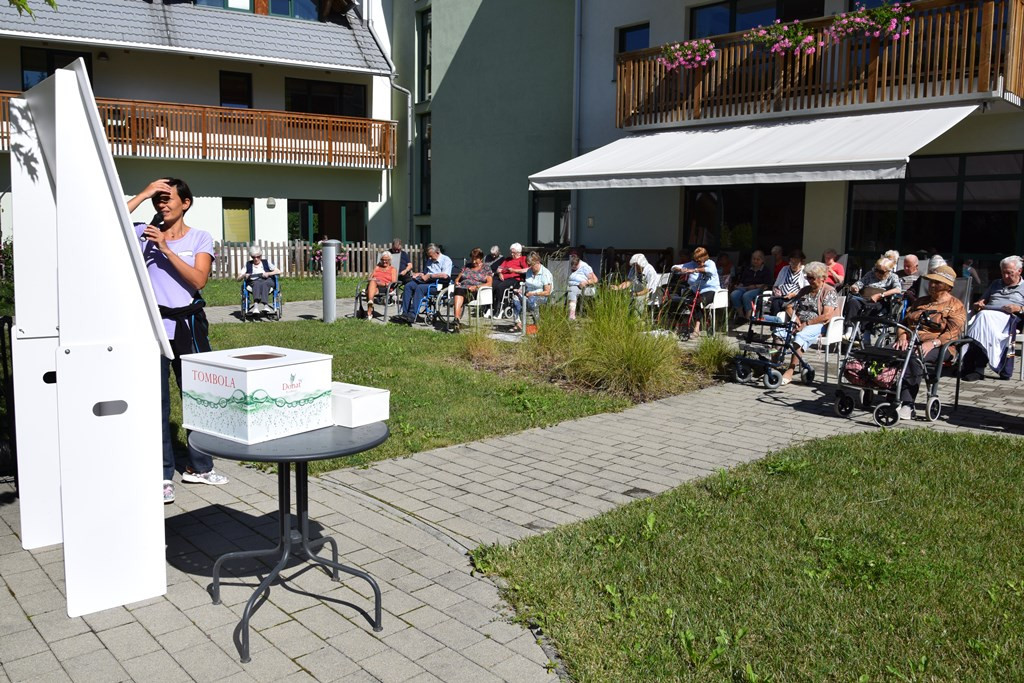 Poletna tombola v parku doma