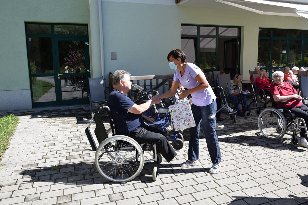 Poletna tombola v parku doma