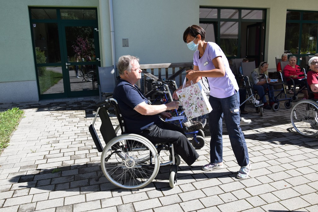 Poletna tombola v parku doma