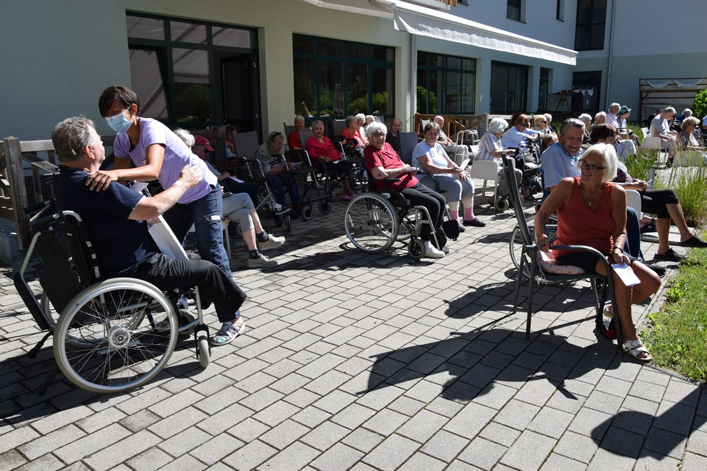 Poletna tombola v parku doma