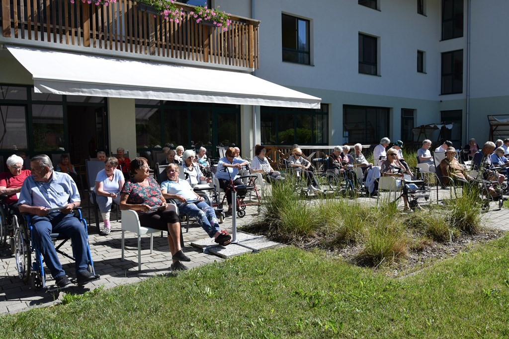 Poletna tombola v parku doma