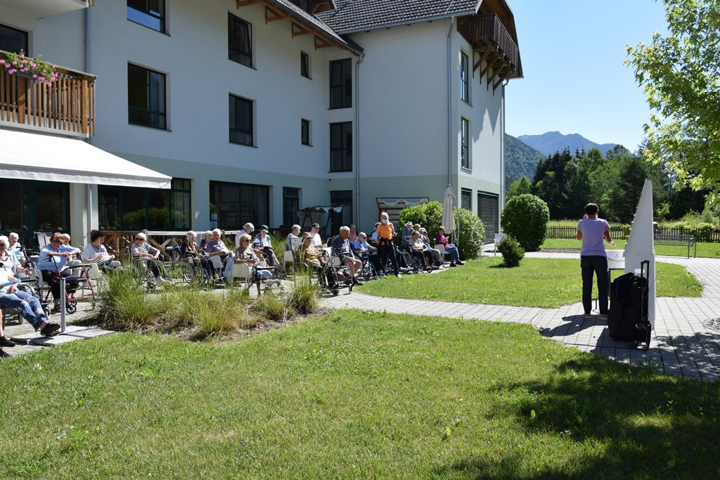 Poletna tombola v parku doma