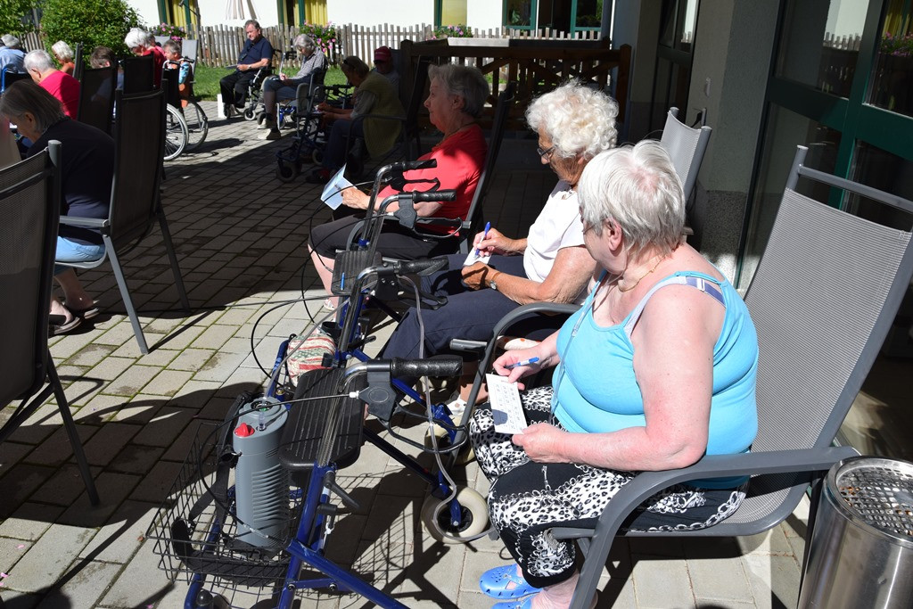 Poletna tombola v parku doma