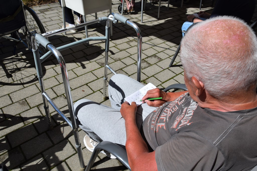 Poletna tombola v parku doma