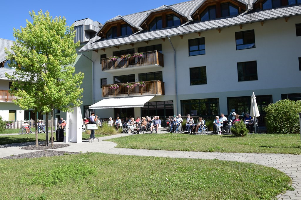 Poletna tombola v parku doma