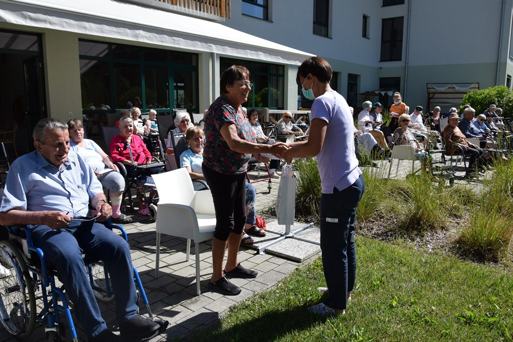 Poletna tombola v parku doma