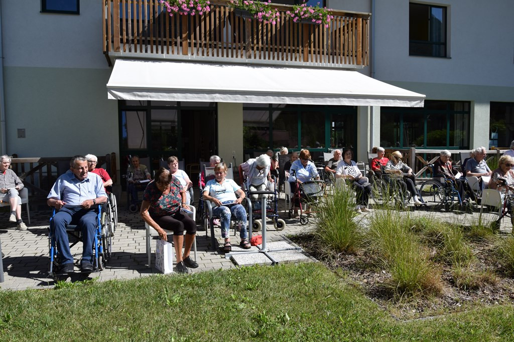 Poletna tombola v parku doma