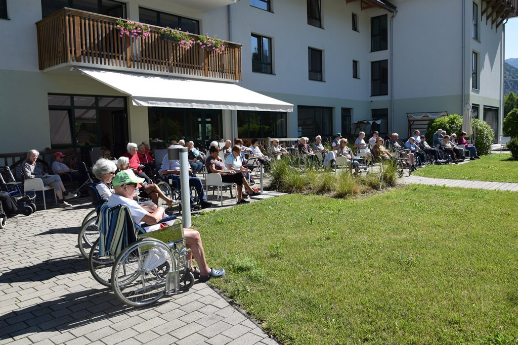 Poletna tombola v parku doma