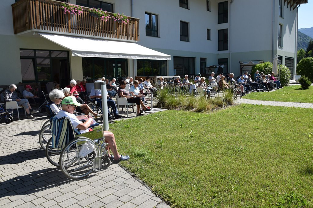 Poletna tombola v parku doma