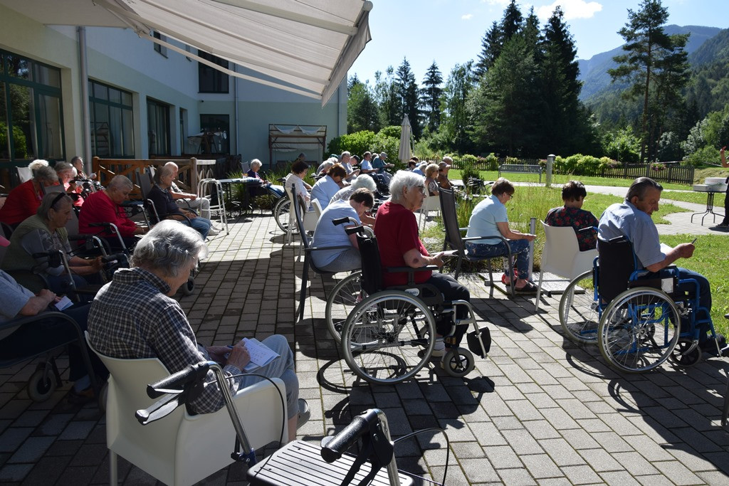 Poletna tombola v parku doma