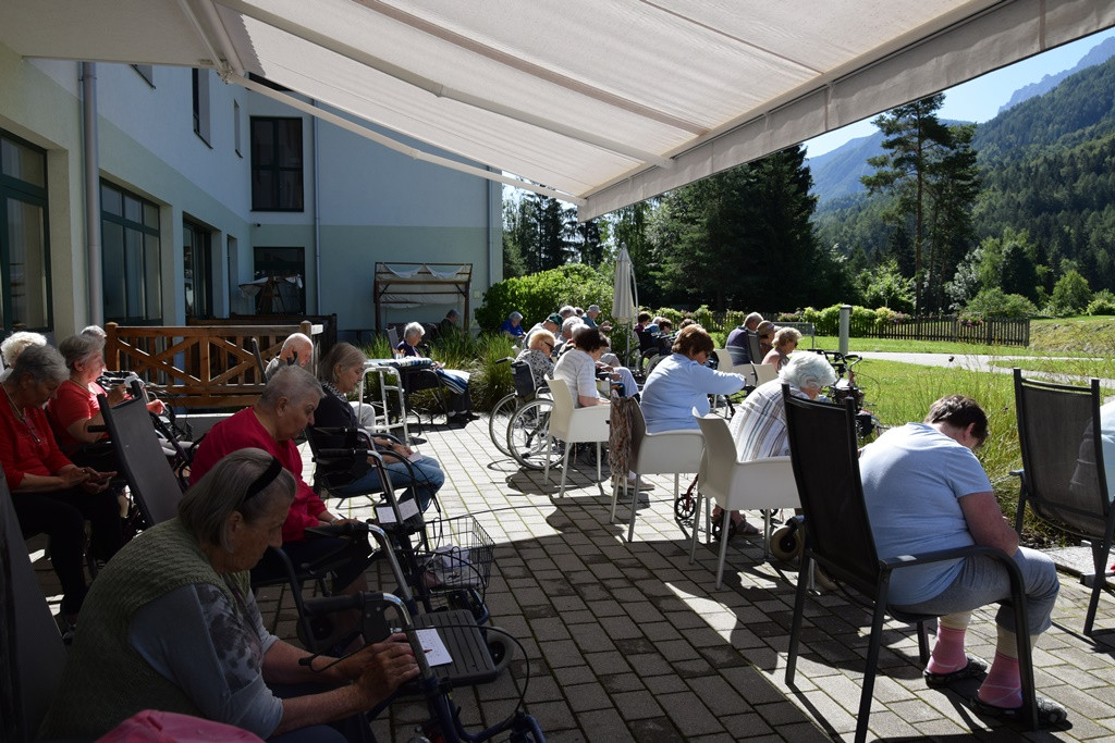 Poletna tombola v parku doma