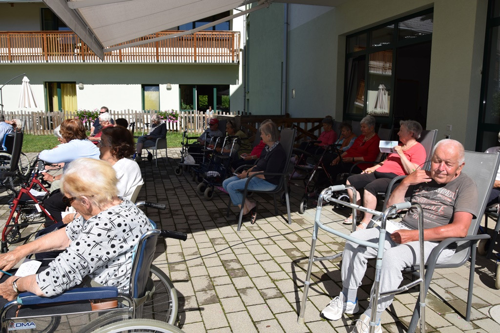 Poletna tombola v parku doma