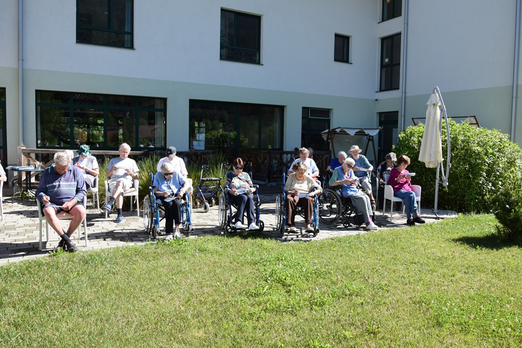 Poletna tombola v parku doma