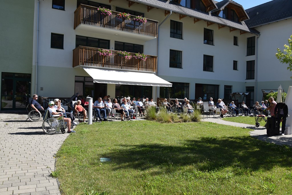 Poletna tombola v parku doma