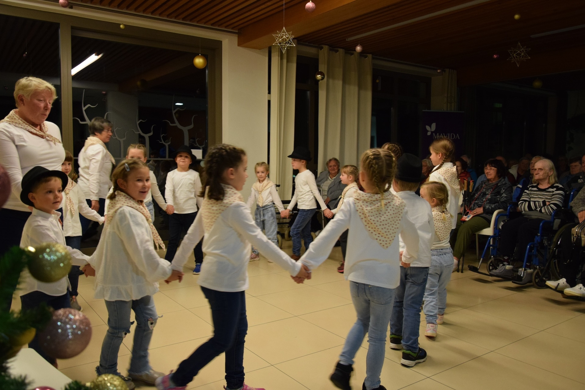 Prižig lučk v avli