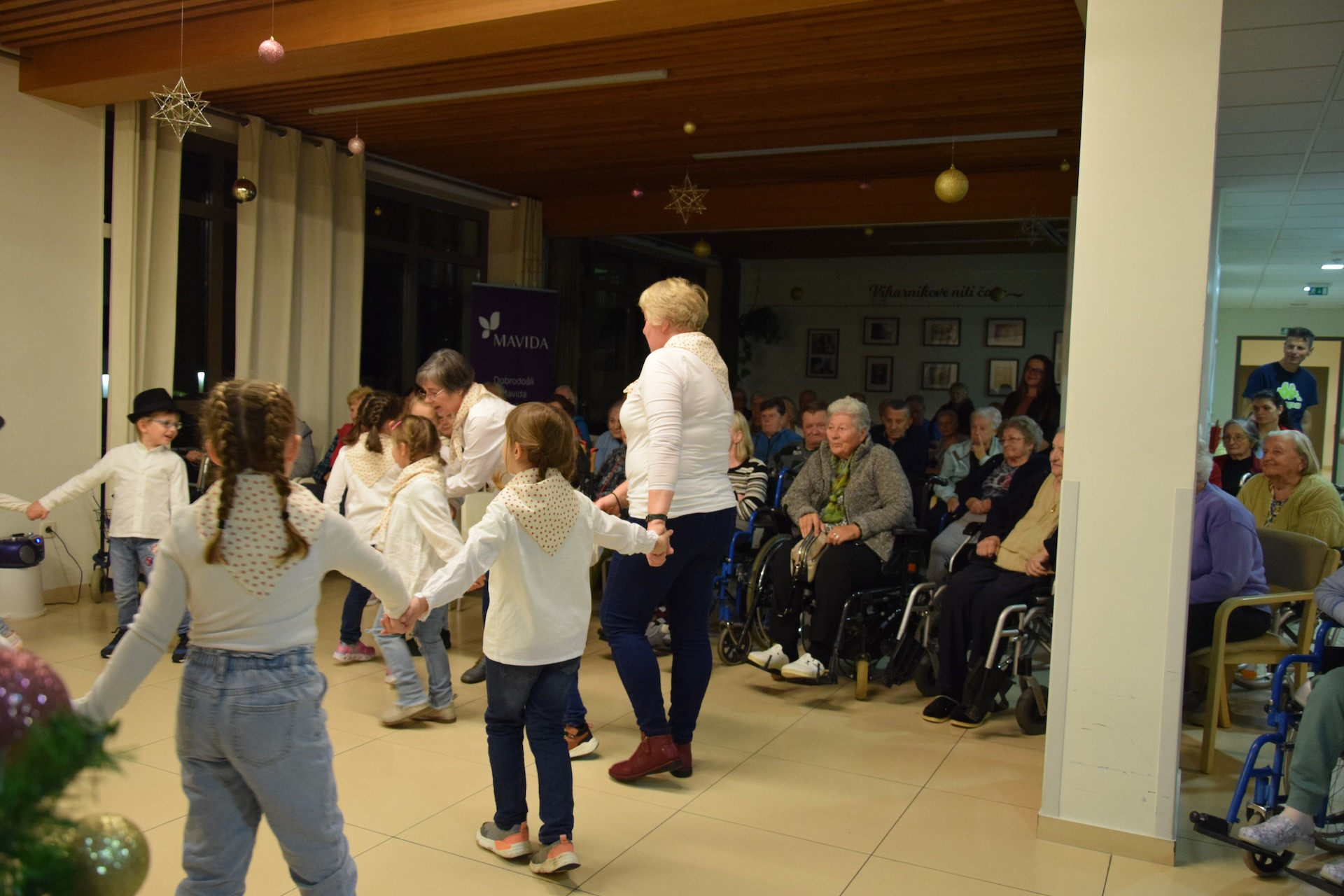 Prižig lučk v avli