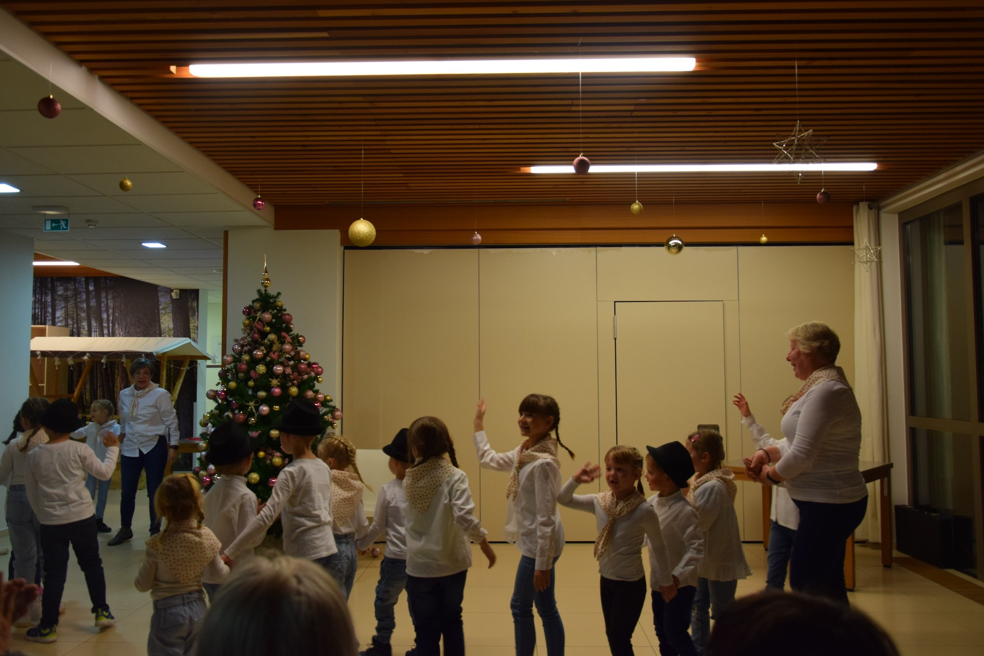 Prižig lučk v avli