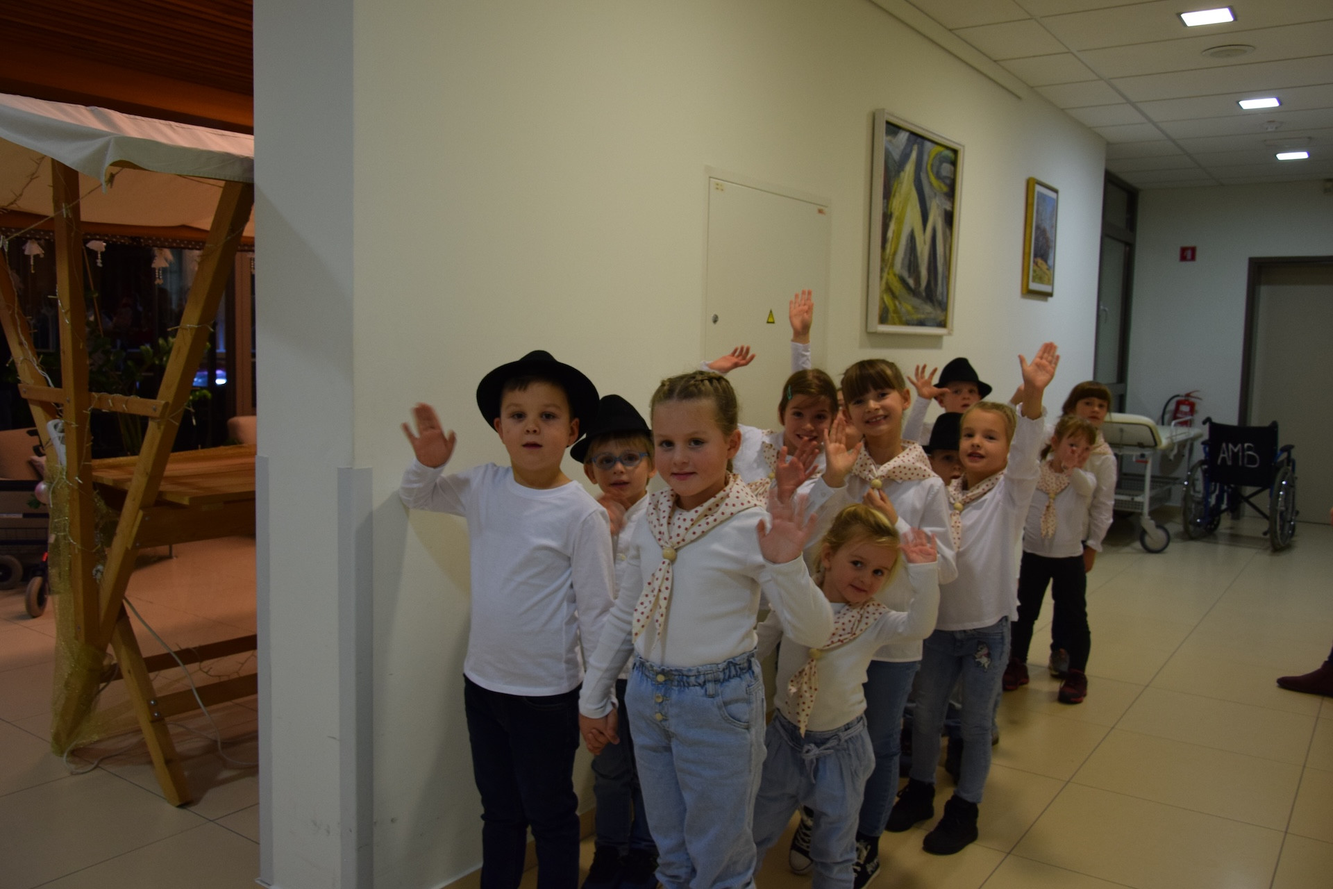 Prižig lučk v avli