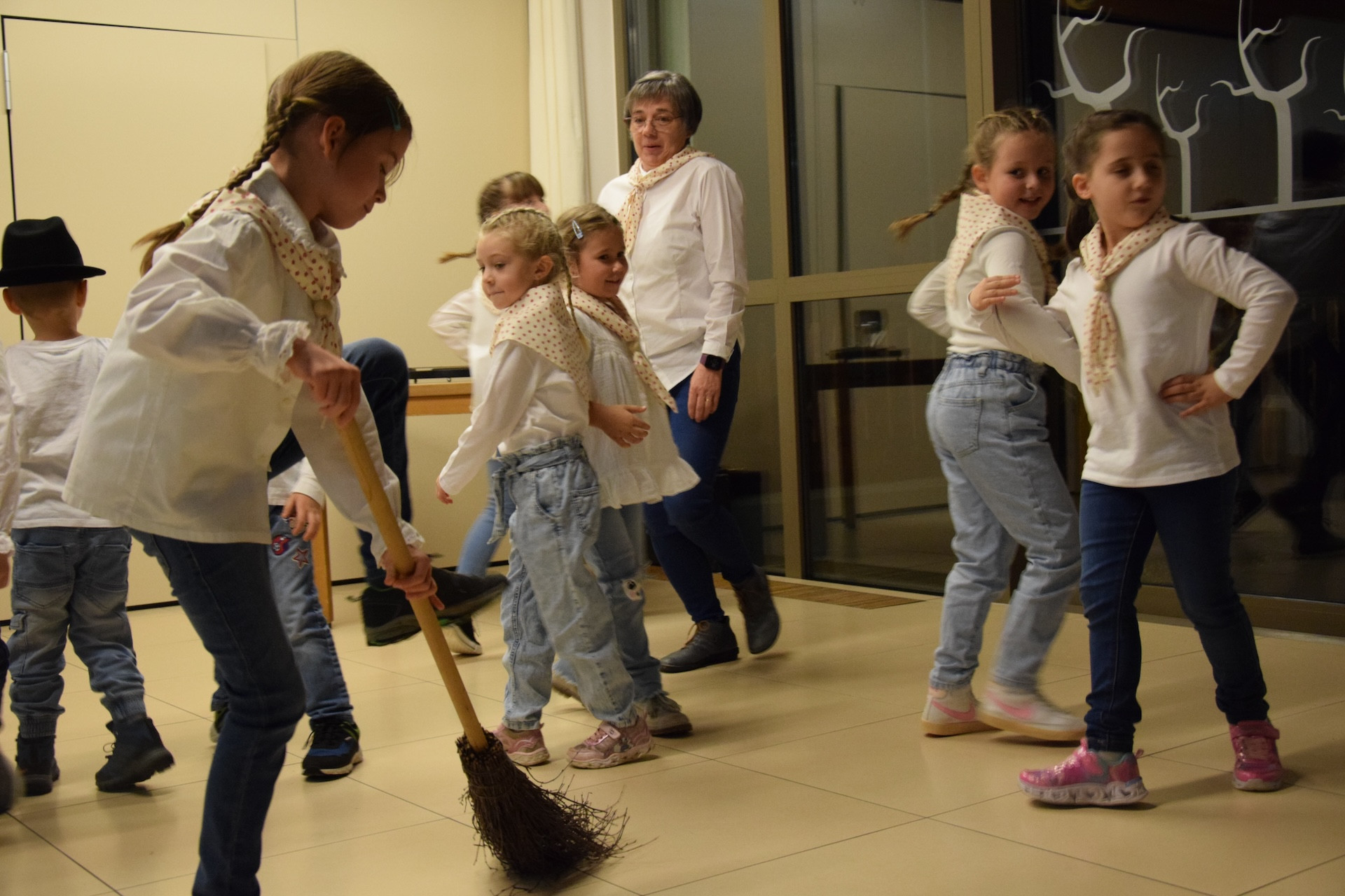 Prižig lučk v avli