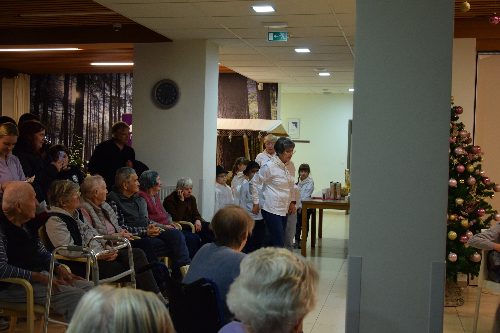 Prižig lučk v avli