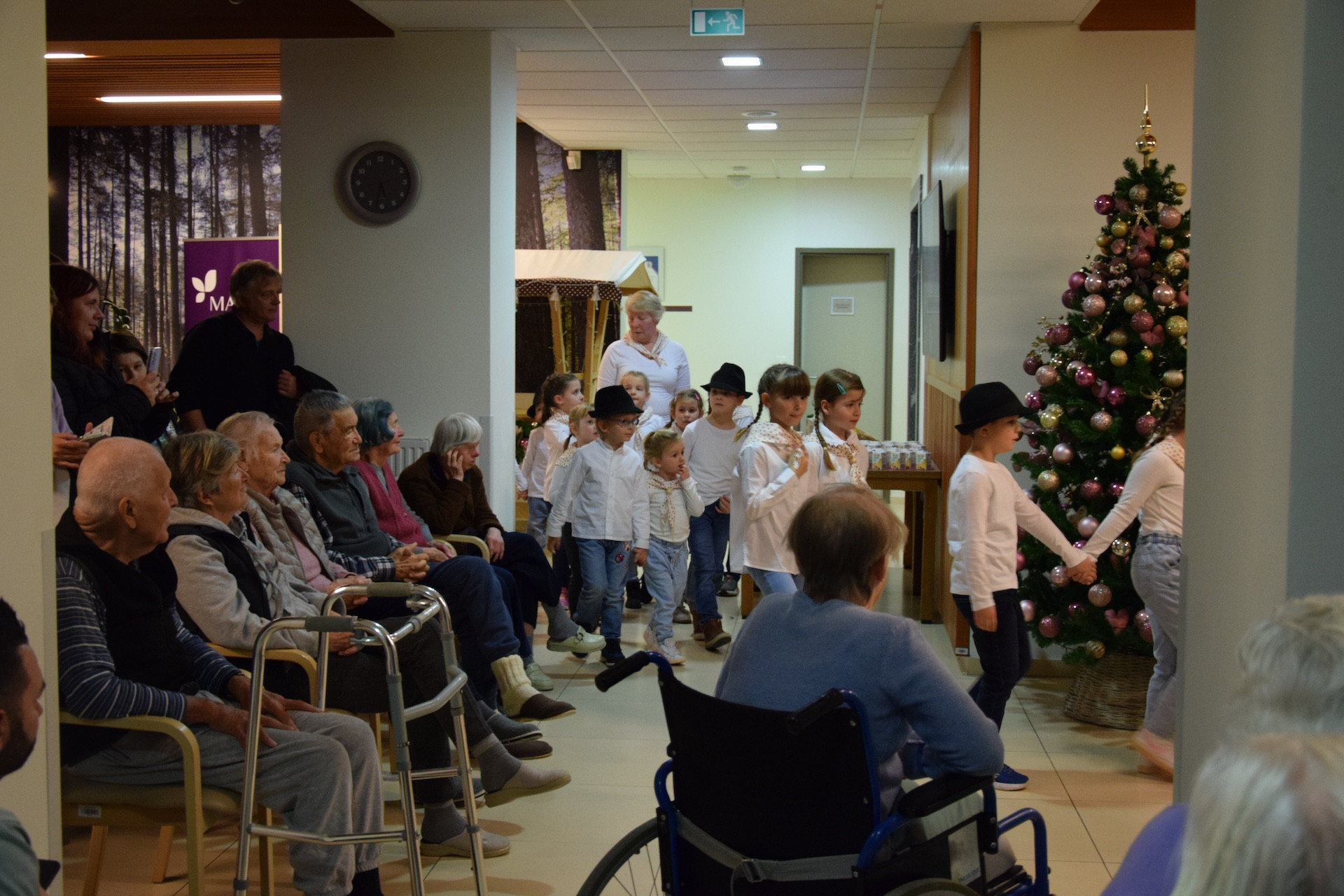 Prižig lučk v avli