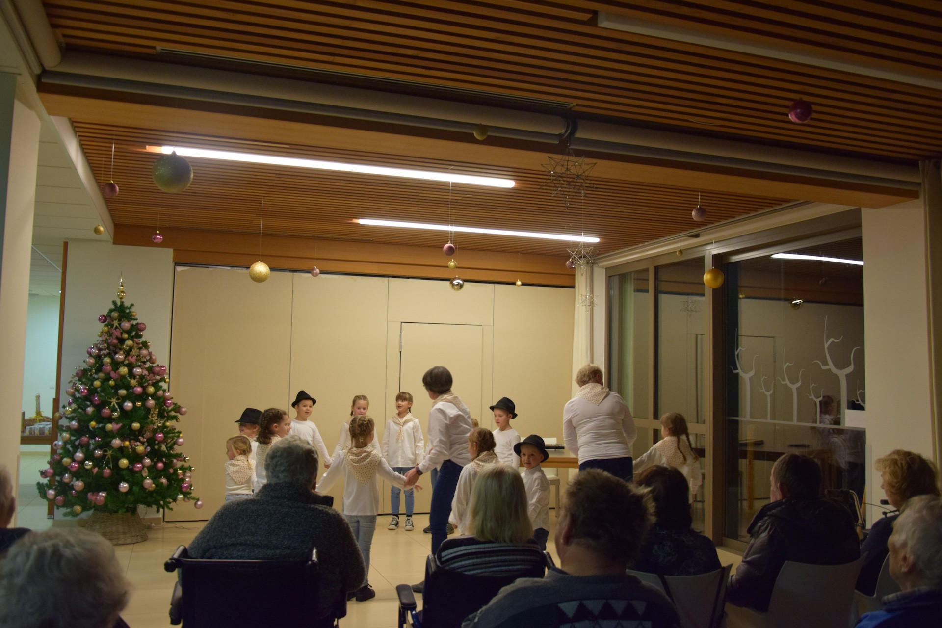 Prižig lučk v avli