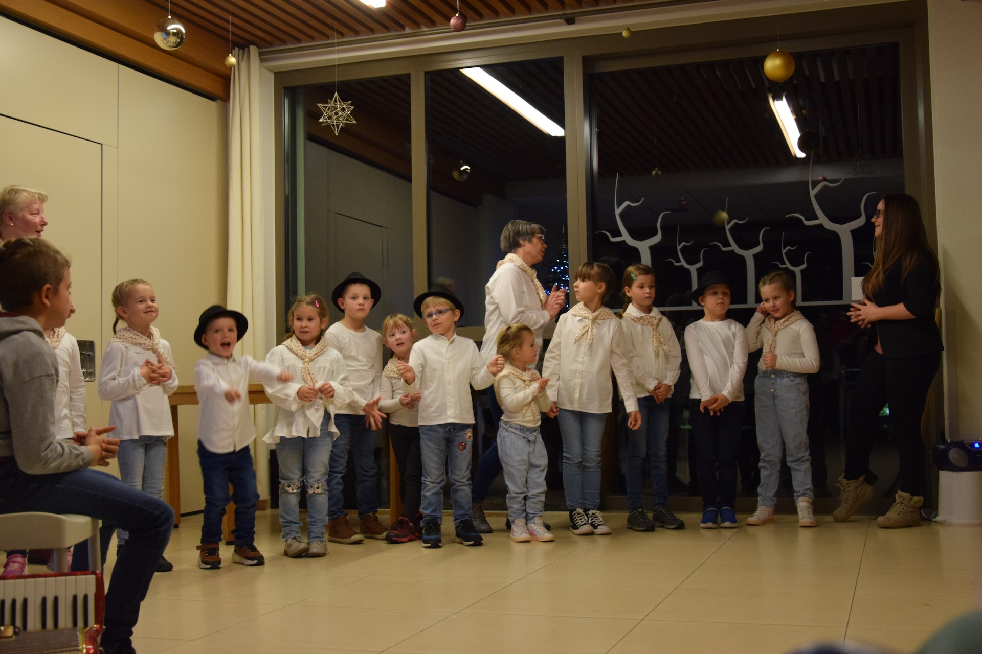 Prižig lučk v avli