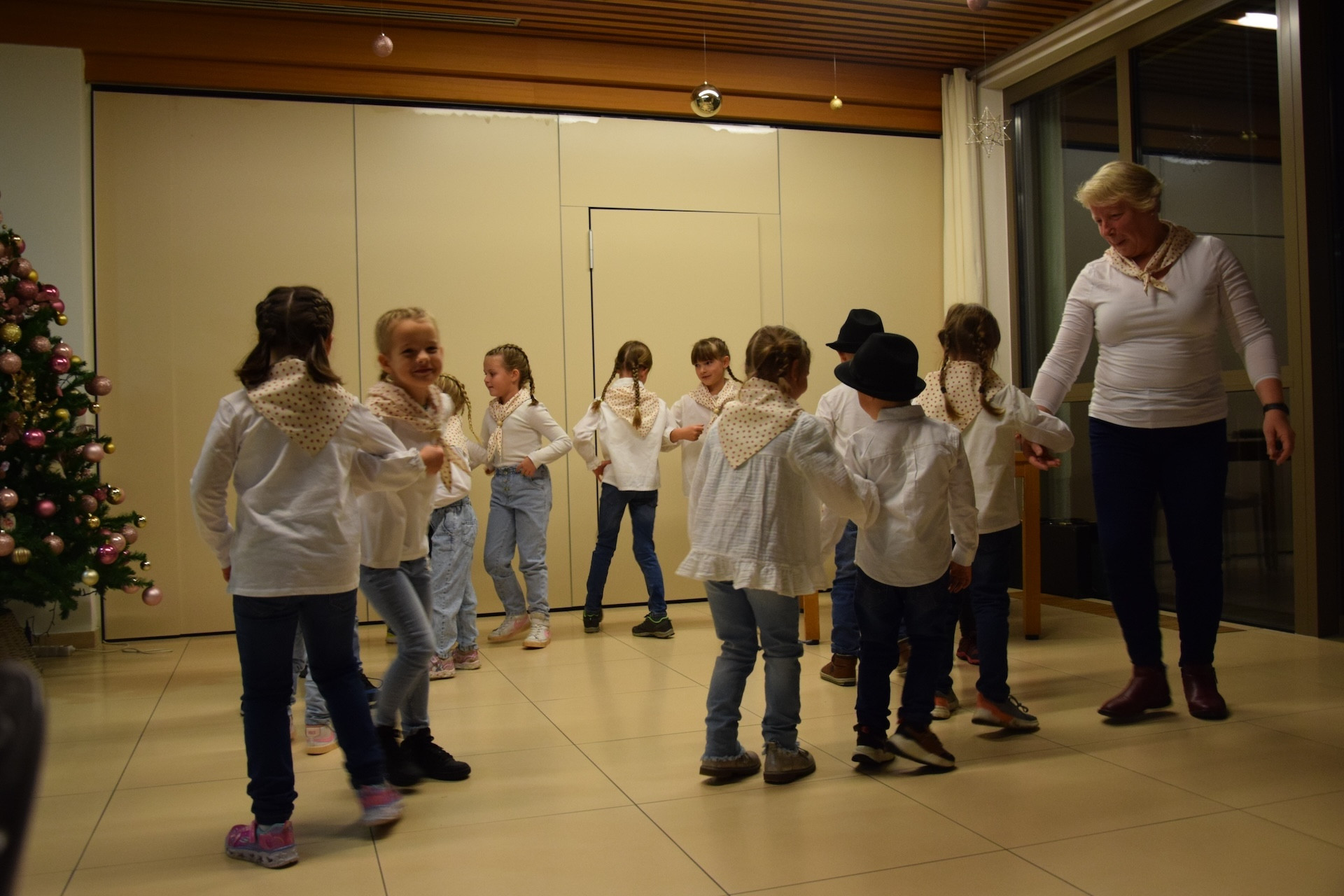 Prižig lučk v avli