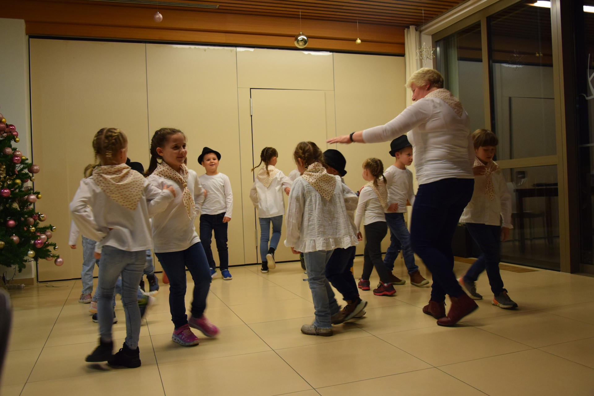 Prižig lučk v avli