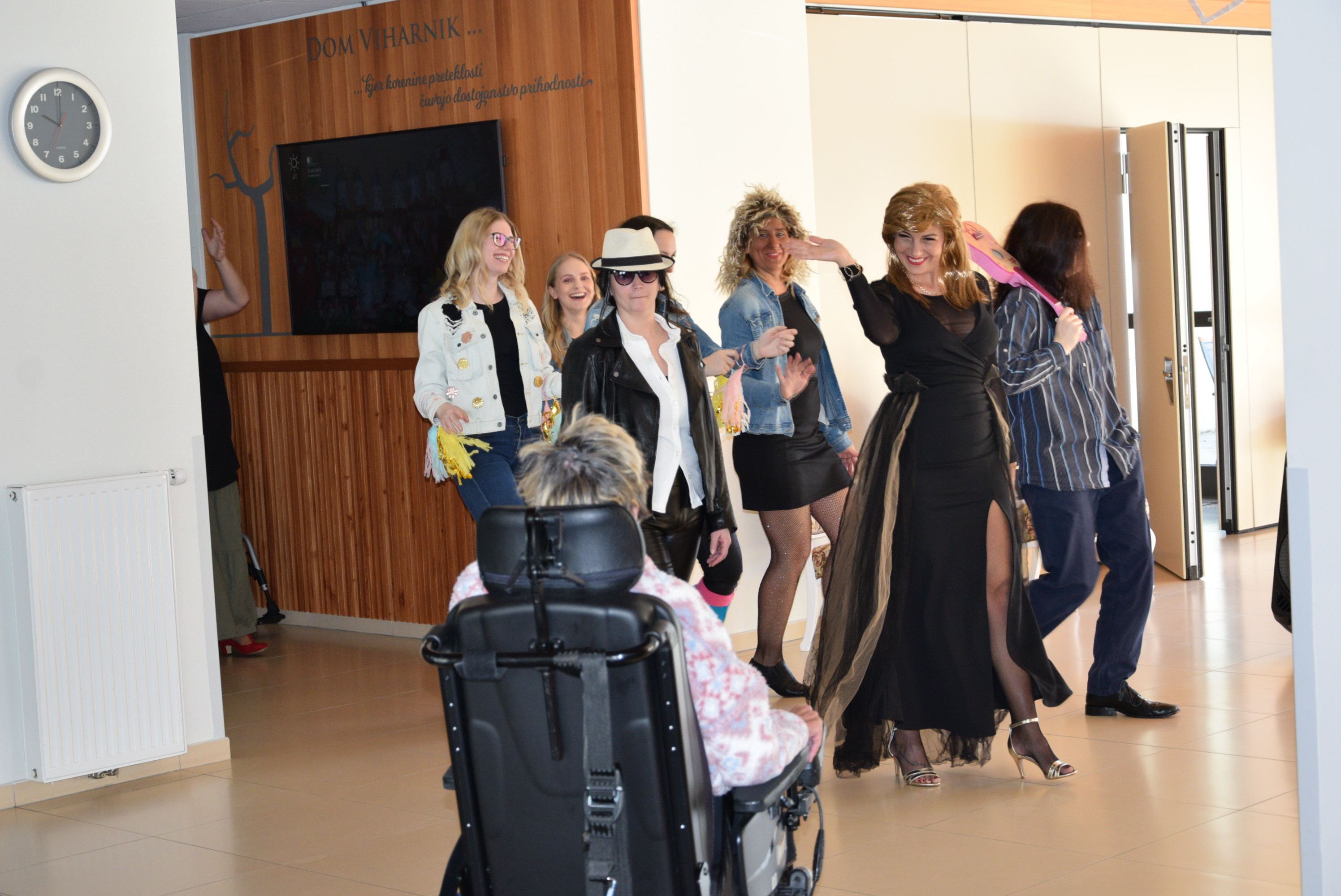 Pust: Izbor za pesem Viharnika v avli