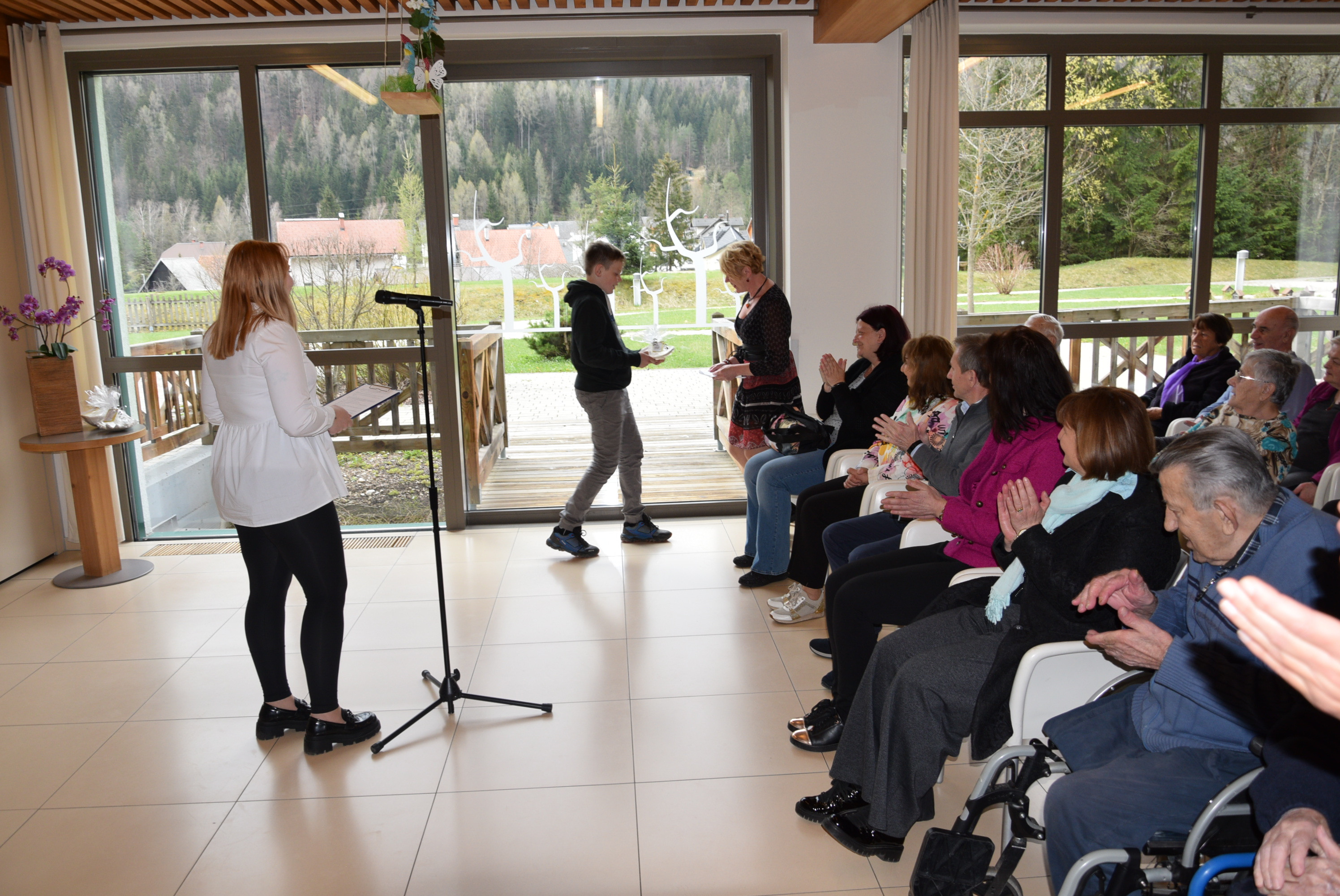 Razstava glinenih in lesenih izdelkov v avli