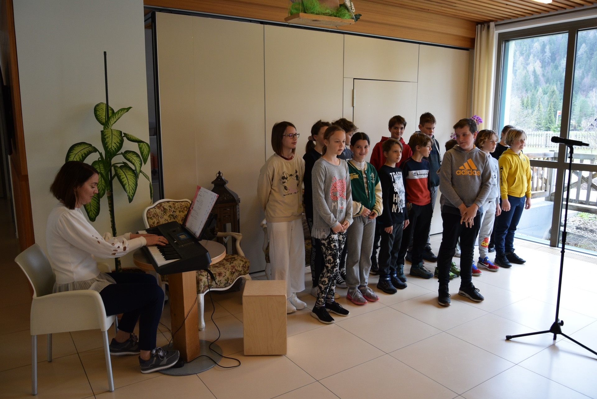 Razstava glinenih in lesenih izdelkov v avli