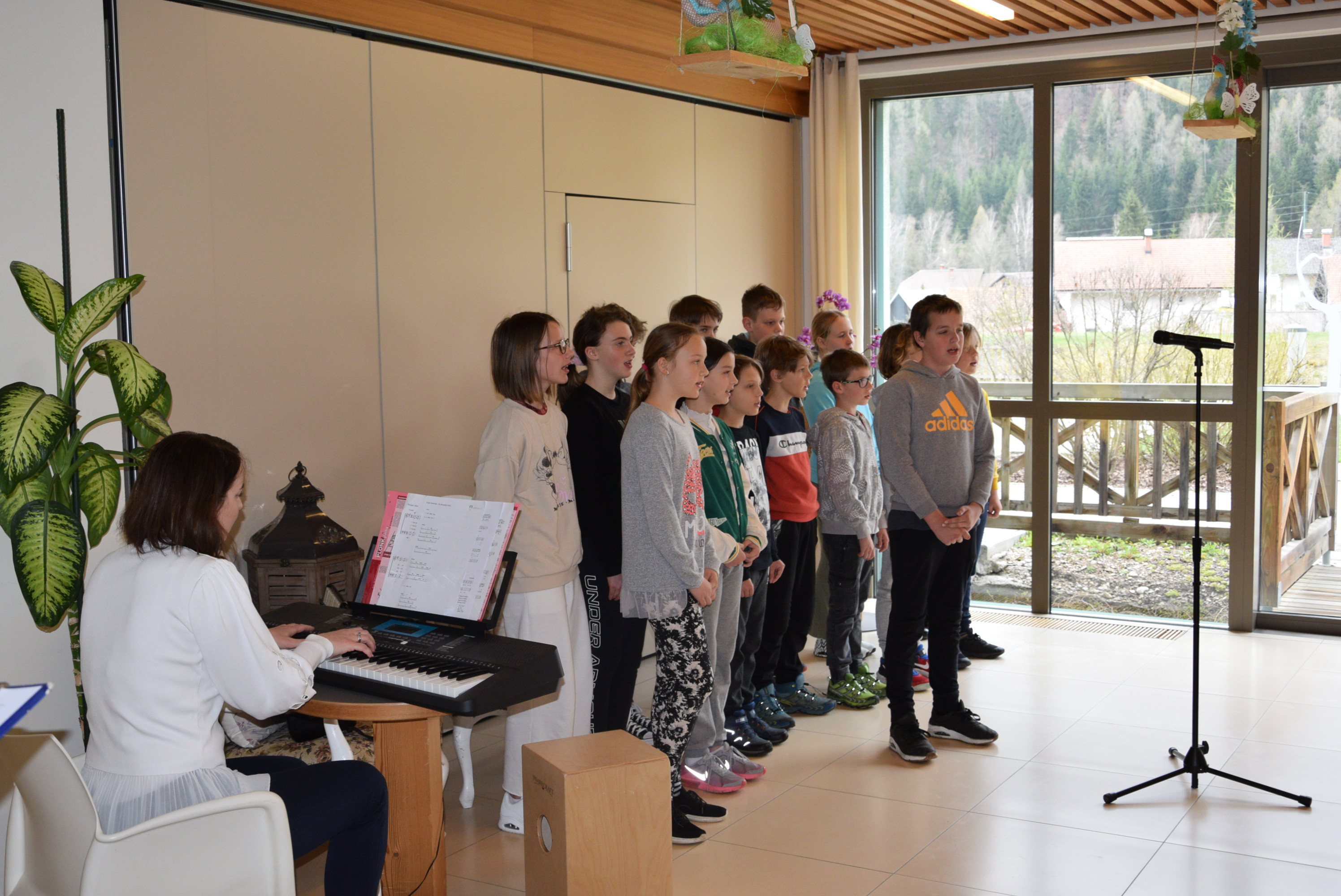 Razstava glinenih in lesenih izdelkov v avli