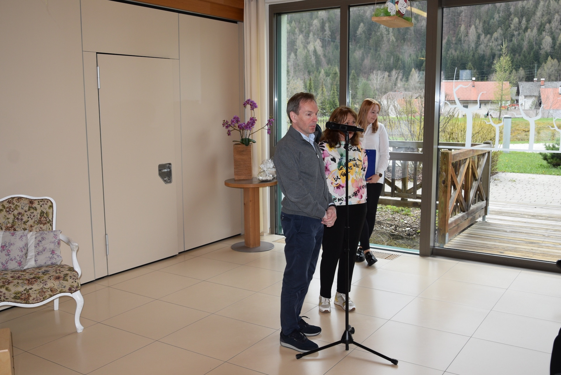 Razstava glinenih in lesenih izdelkov v avli