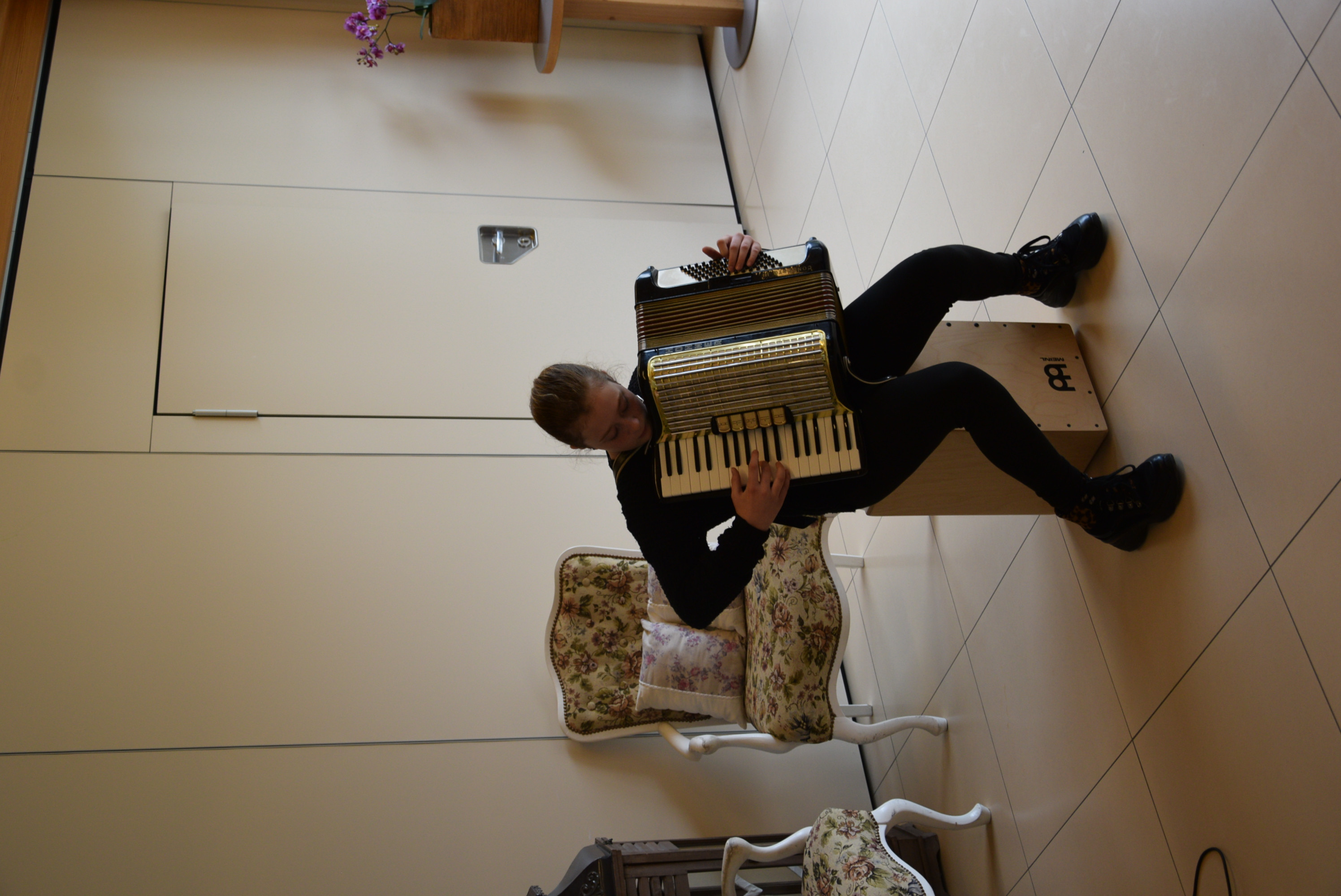 Razstava glinenih in lesenih izdelkov v avli