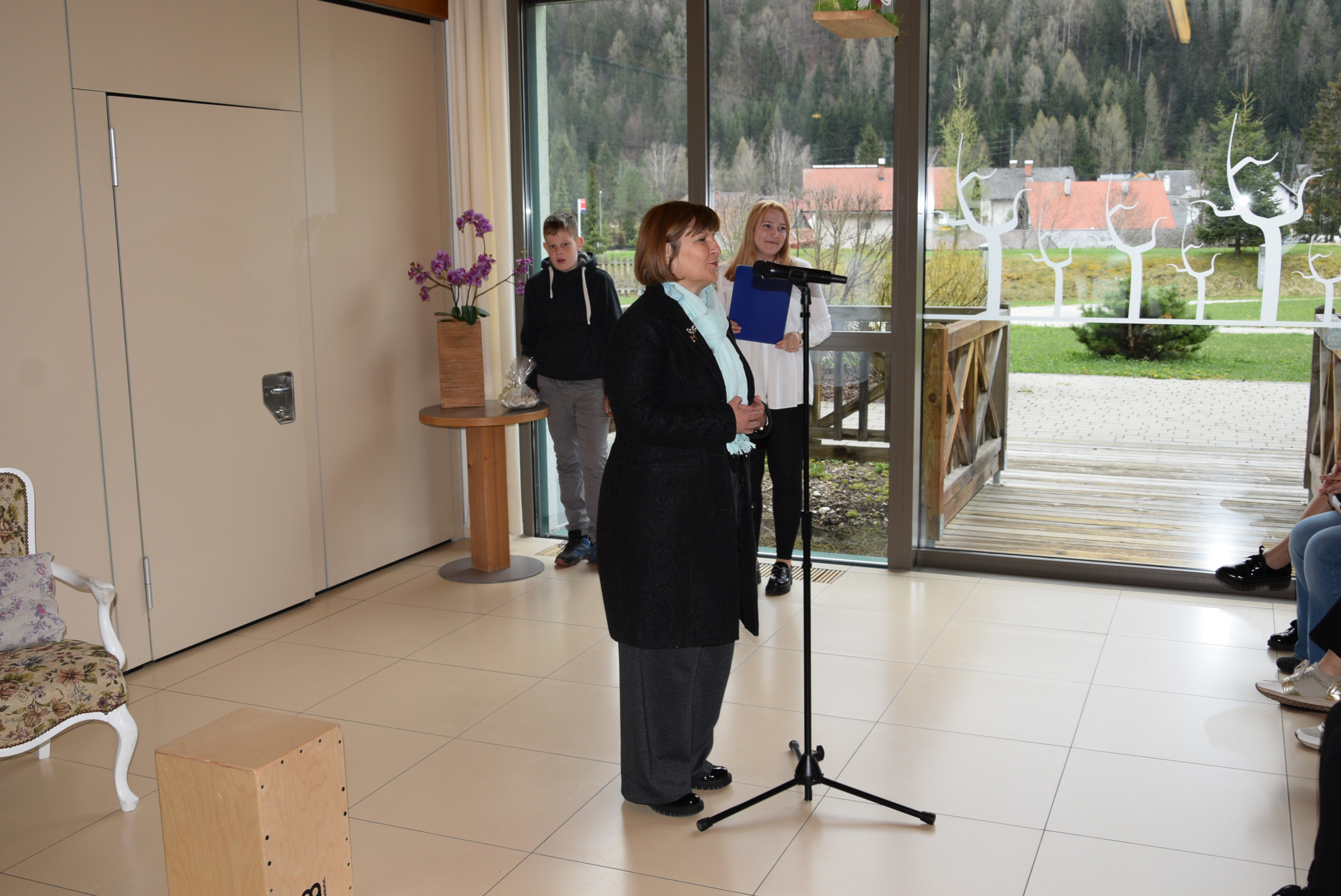 Razstava glinenih in lesenih izdelkov v avli